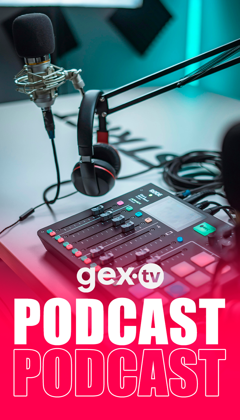 Gex TV - equipo de estudio de podcast, micrófono y auriculares
