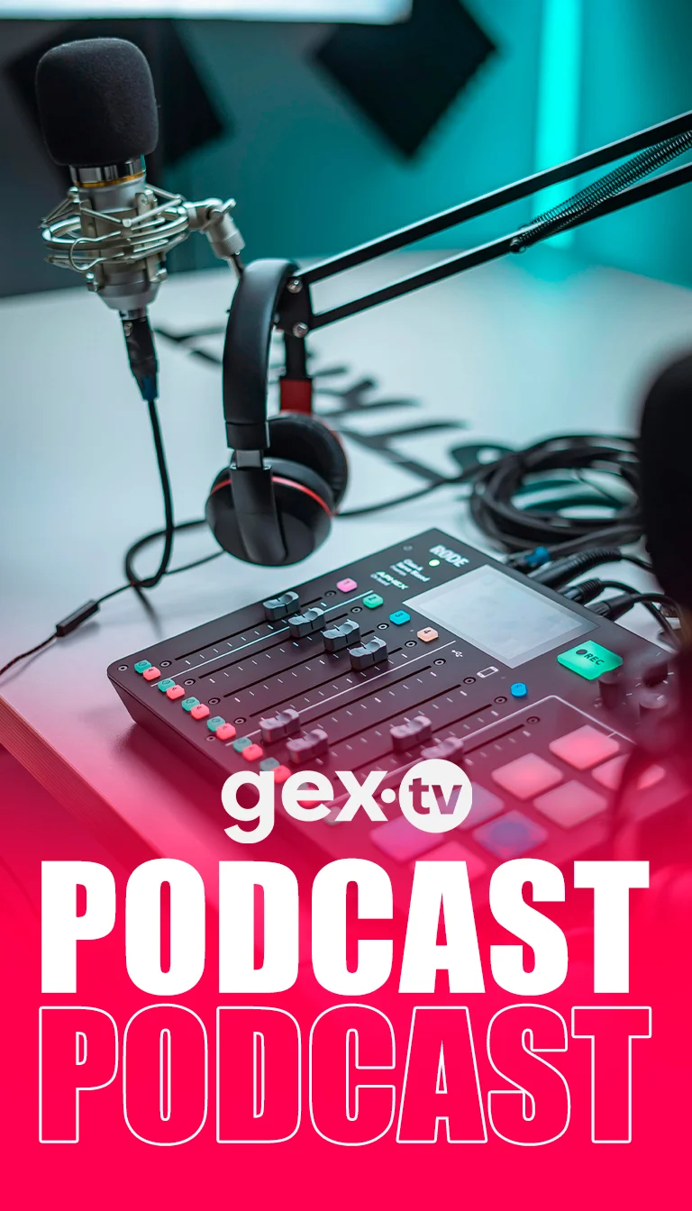 Gex TV - equipo de estudio de podcast, micrófono y auriculares
